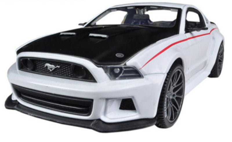 2014 Ford Mustang Street Racer White 1/24 Diecast Model Car by Maisto