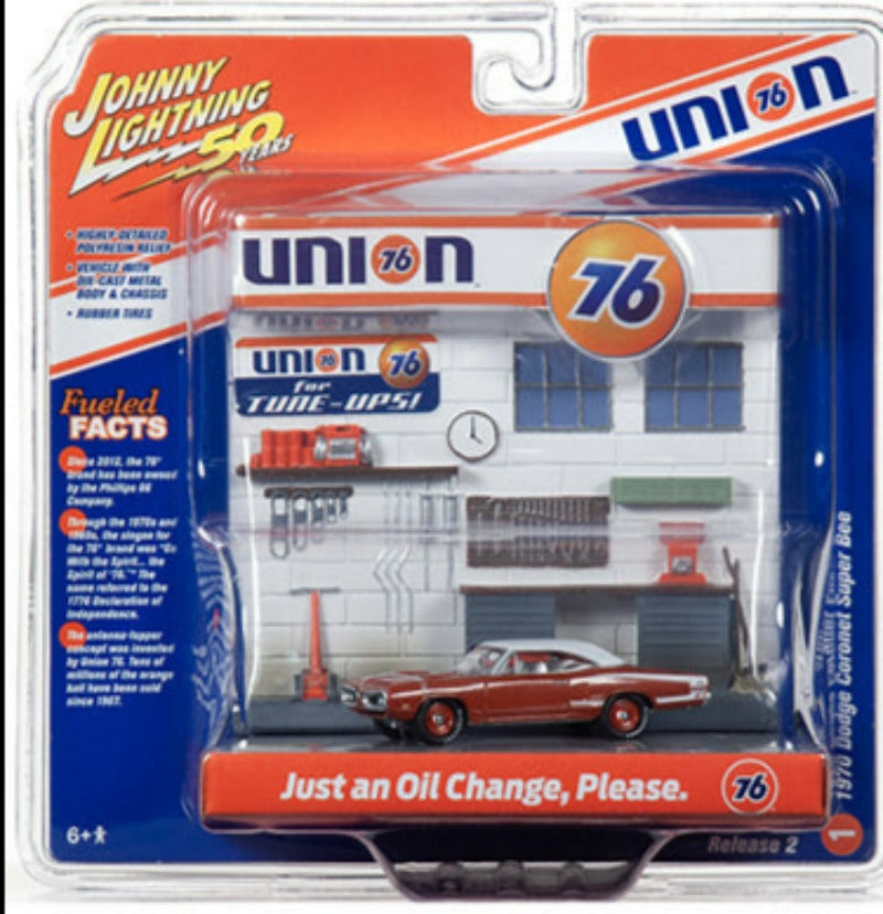 1970 Dodge Coronet Super Bee "Union 76" Interior Service Gas Station Facade Set "50th Anniversary" 1/64 Diecast Car by Johnny Lightning